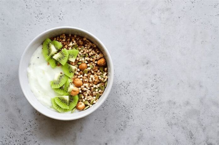 Buckwheat Porridge mat Joghurt an Uebst