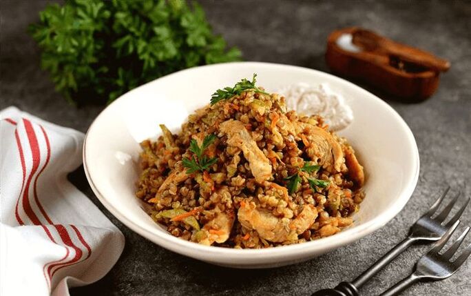 Buckwheat Porridge mat Poulet a séiss Peffer