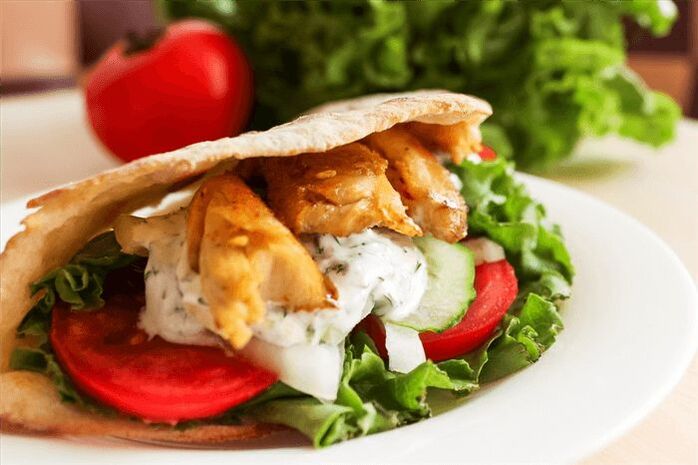 Pita mat Geméis an Poulet Broscht