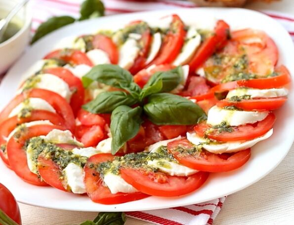 Caprese ass en exzellenten Aperitif fir déi, déi eng mediterran Diät folgen.