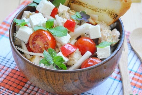 Cereal Salade mat Basmati Reis fir déi, déi Gewiicht op enger mediterraner Ernährung verléieren wëllen