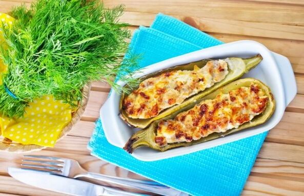 D'Mëttelmier Ernährung ass reich an Geméis Platen, wéi Zucchini mat Feta Kéis