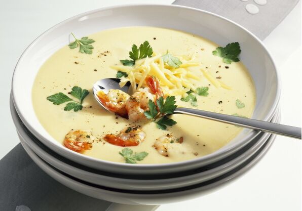 Eng mediterran Diät Mëttegiessen kann Crème vu Kéis a Mieressuppe enthalen.