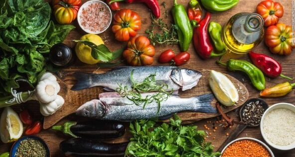 Fësch a Geméis sinn d'Haaptprodukter an der mediterraner Ernährung fir Gewiichtsverloscht. 