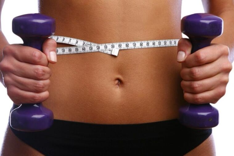 Fitness Dumbbells an den Hänn vun engem fit Meedchen