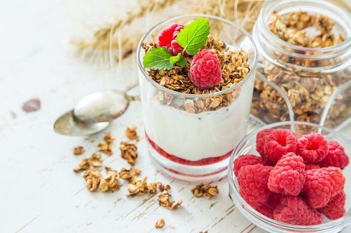 Joghurt mat Hambieren a Müsli fir Gewiichtsverloscht